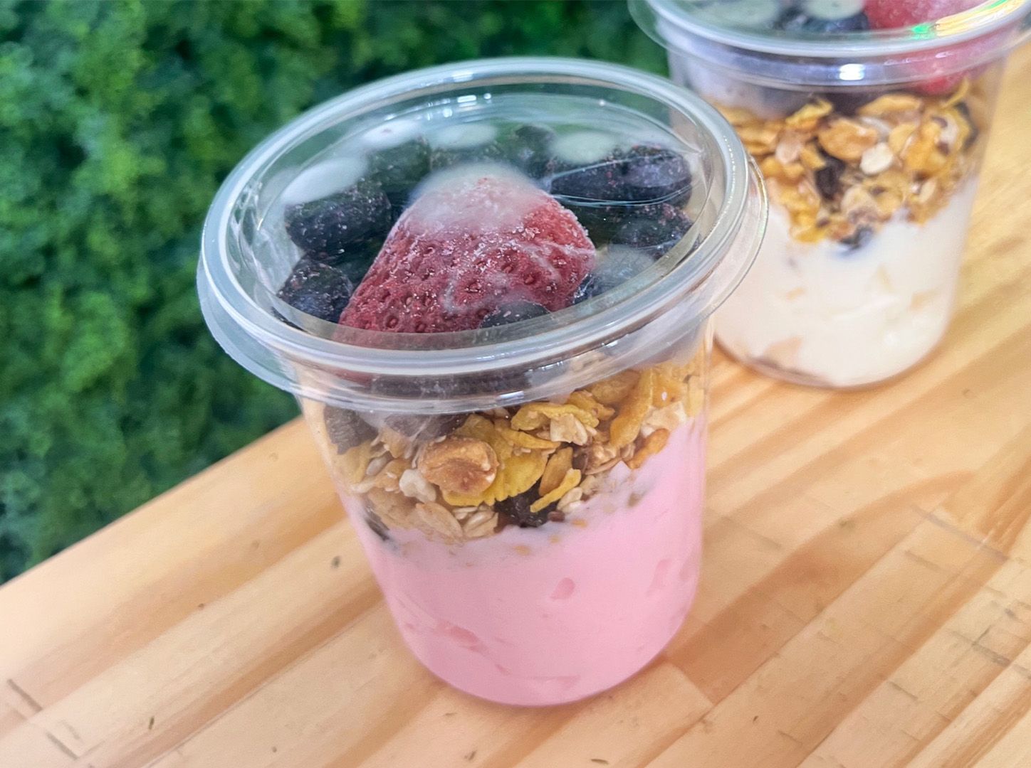 Yogurt de frutilla granola y frutos